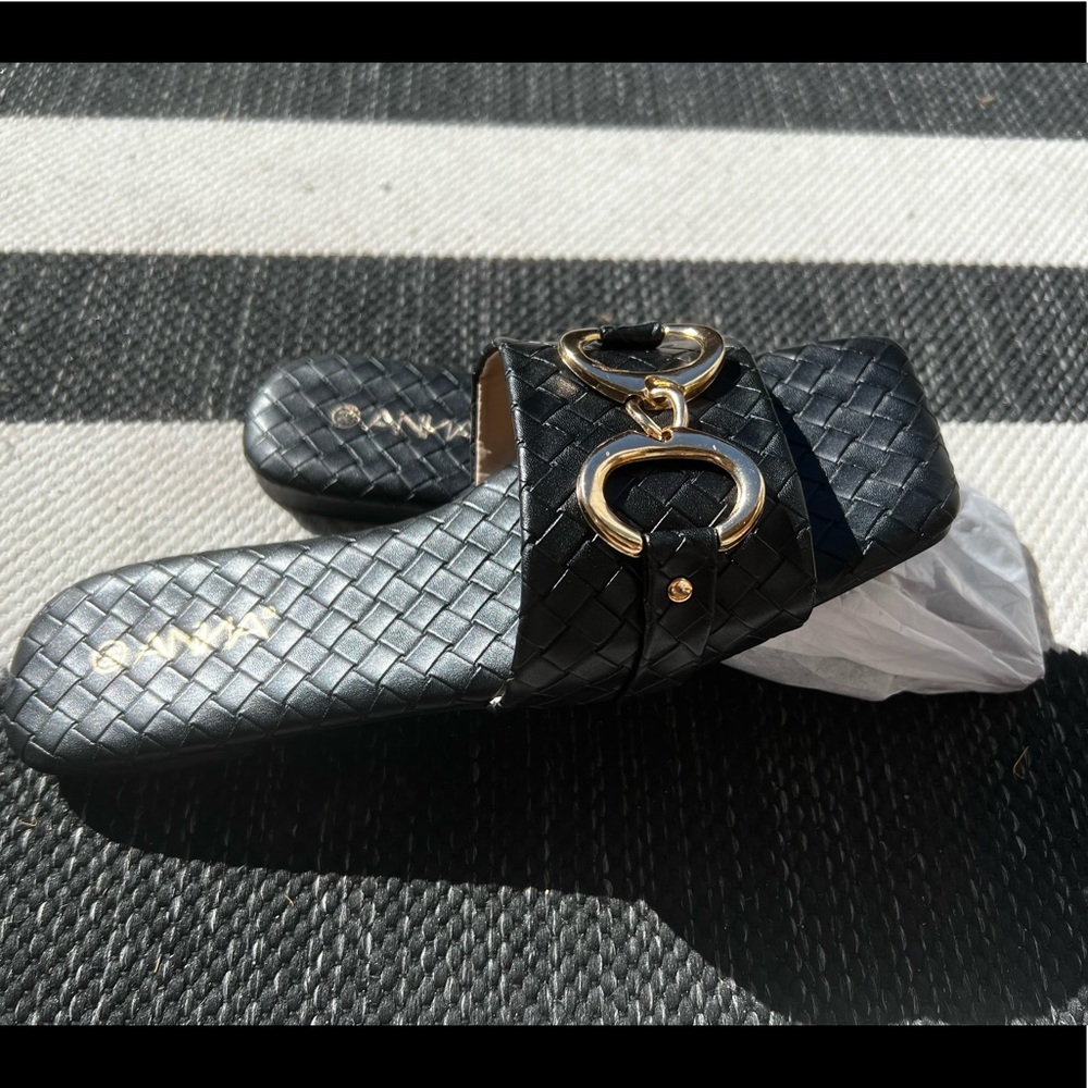 NWT black sandals size 8.5